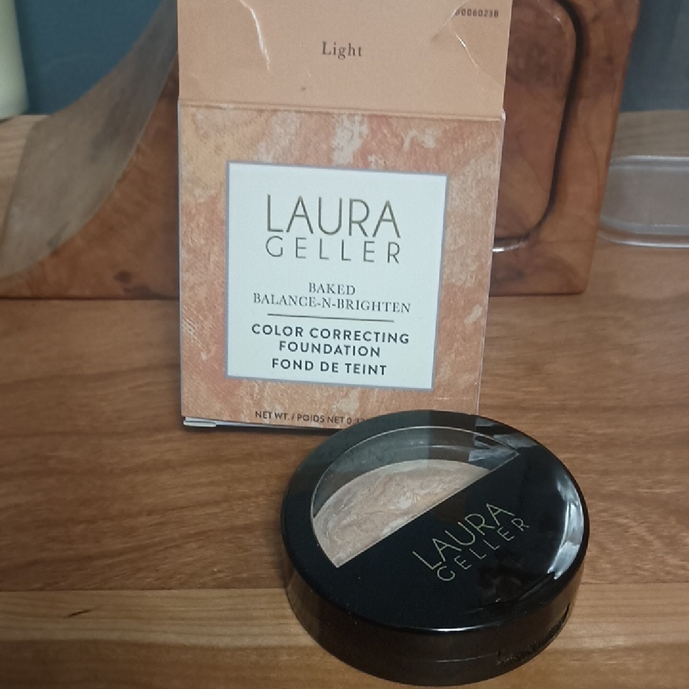 Laura Geller Baked Balance-N-Brighten Foundation in Light
